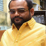 احتفالاً بعيد ميلاده: ثري هندي يرتدي قميصا من الذهب الخالص 